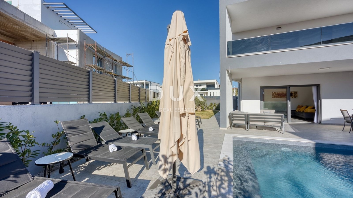 ISTRIA, PARENZO - Lussuosa casa bifamiliare con piscina, sauna e jacuzzi, 260m2