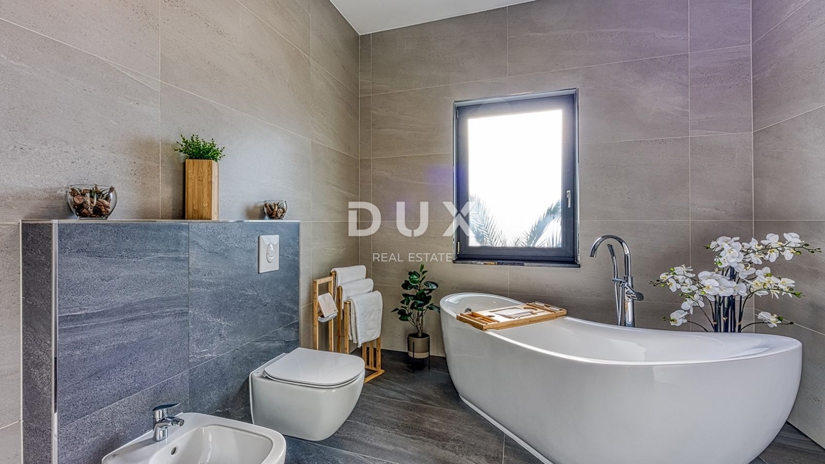 ISTRIA, PARENZO - Lussuosa casa bifamiliare con piscina, sauna e jacuzzi, 260m2