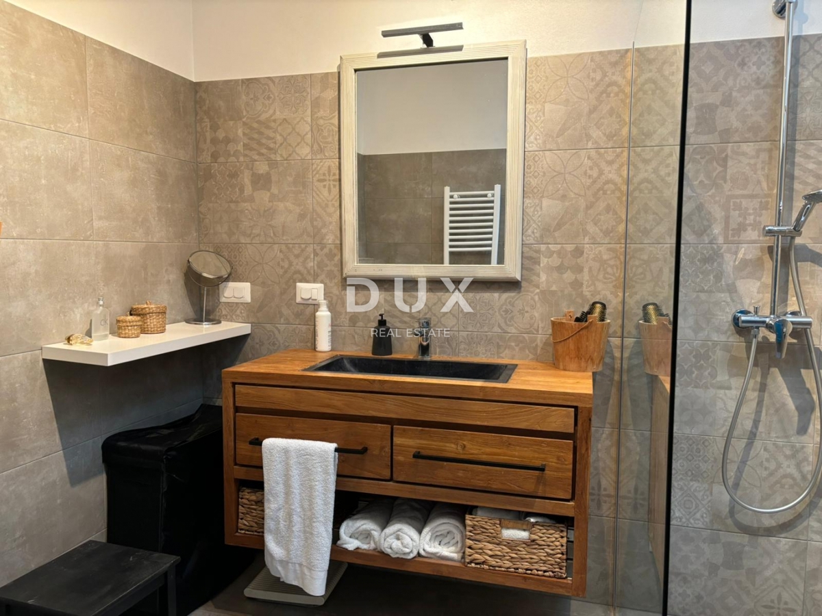 ISTRIA, PARENZO - Due case in stile rustico moderno con garage e un'offerta speciale!