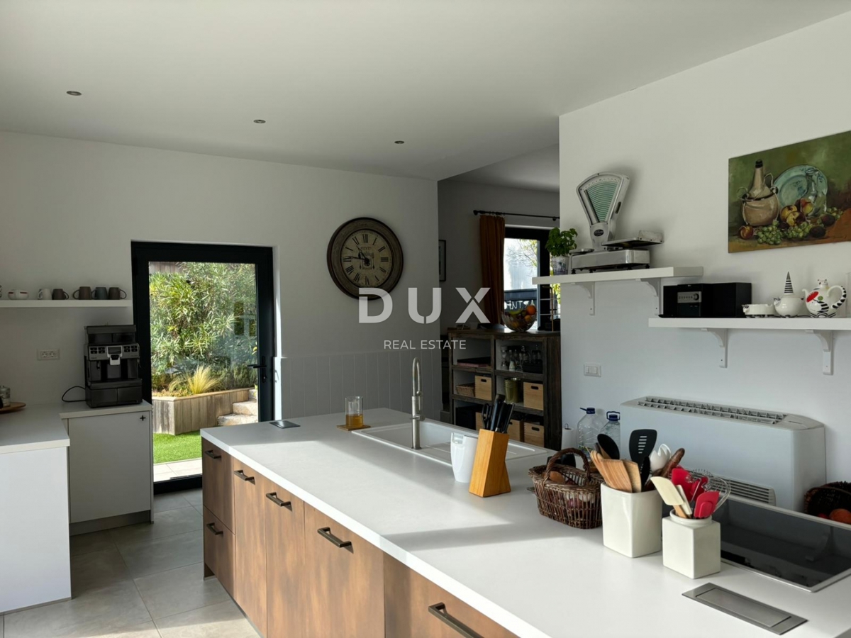 ISTRIA, PARENZO - Due case in stile rustico moderno con garage e un'offerta speciale!