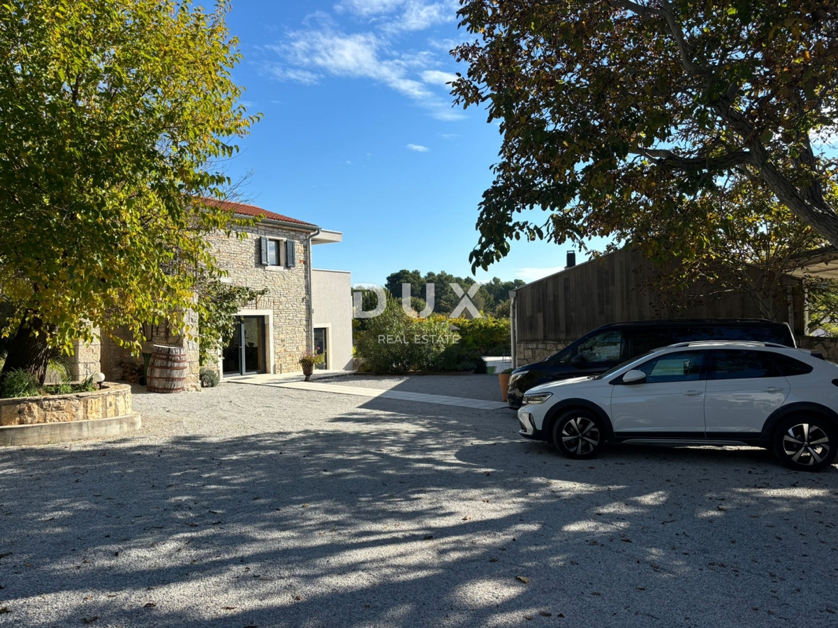 ISTRIA, PARENZO - Due case in stile rustico moderno con garage e un'offerta speciale!