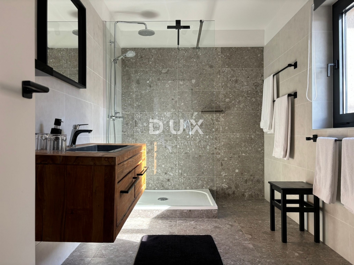 ISTRIA, PARENZO - Due case in stile rustico moderno con garage e un'offerta speciale!