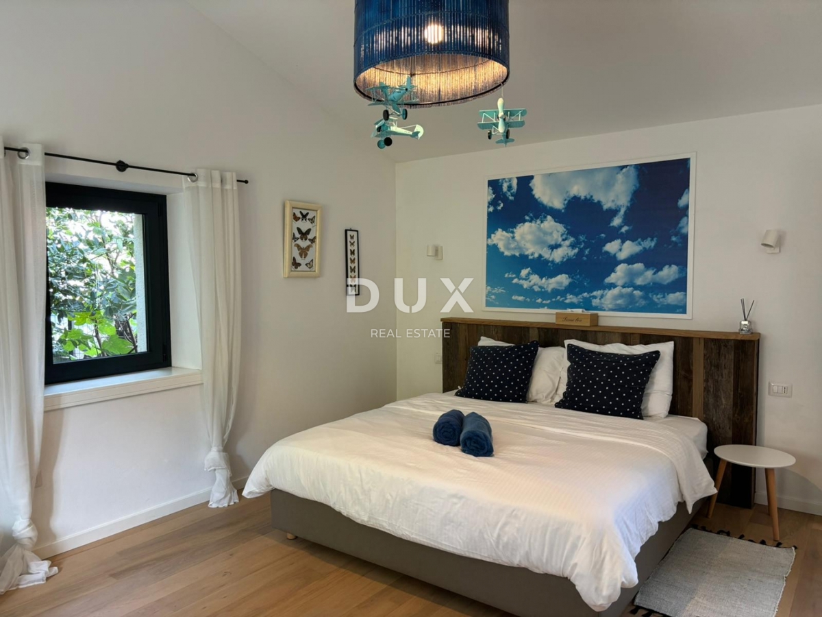 ISTRIA, PARENZO - Due case in stile rustico moderno con garage e un'offerta speciale!