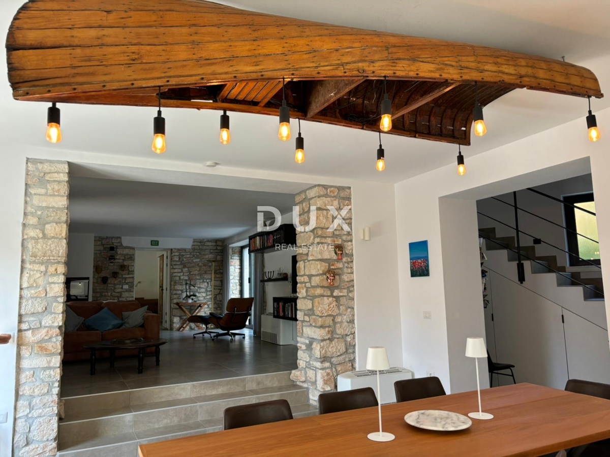 ISTRIA, PARENZO - Due case in stile rustico moderno con garage e un'offerta speciale!