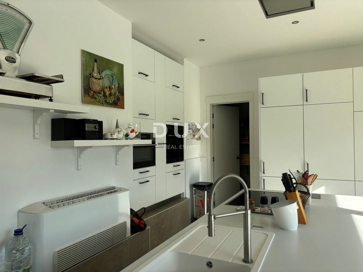 ISTRIA, PARENZO - Due case in stile rustico moderno con garage e un'offerta speciale!