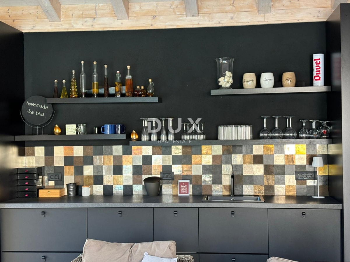 ISTRIA, PARENZO - Due case in stile rustico moderno con garage e un'offerta speciale!