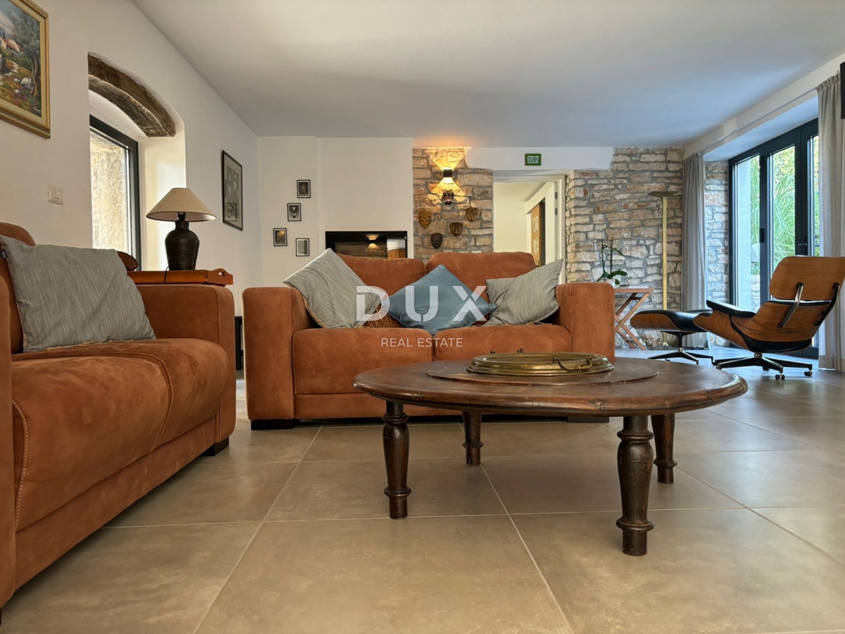 ISTRIA, PARENZO - Due case in stile rustico moderno con garage e un'offerta speciale!