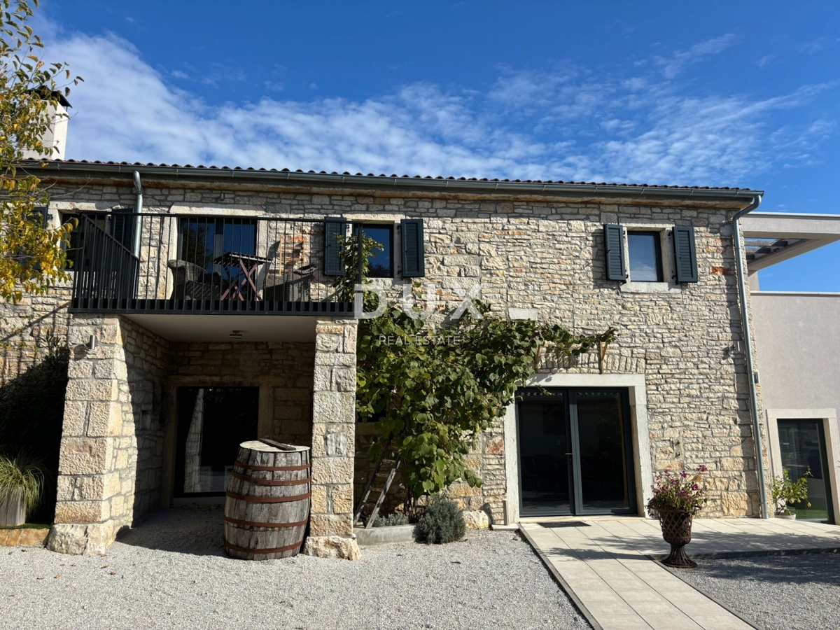 ISTRIA, PARENZO - Due case in stile rustico moderno con garage e un'offerta speciale!