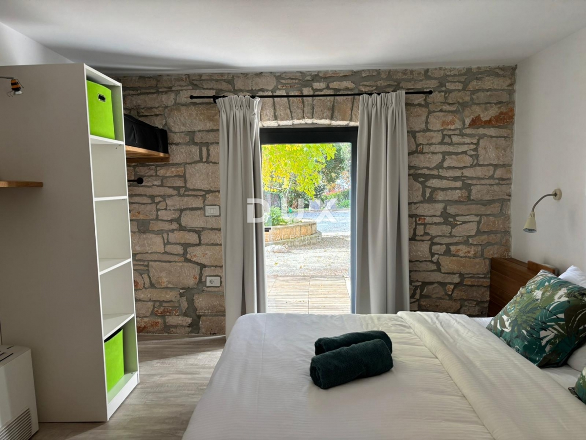 ISTRIA, PARENZO - Due case in stile rustico moderno con garage e un'offerta speciale!