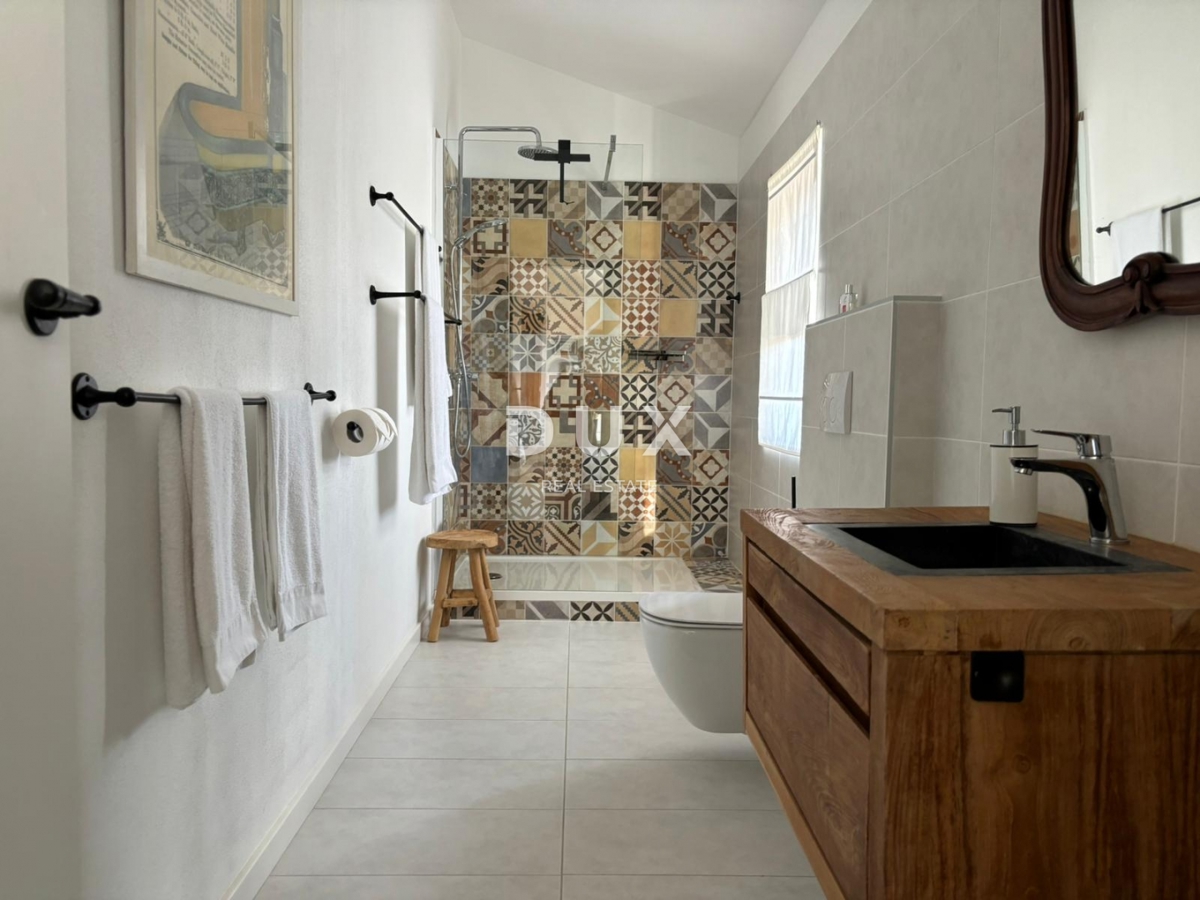 ISTRIA, PARENZO - Due case in stile rustico moderno con garage e un'offerta speciale!