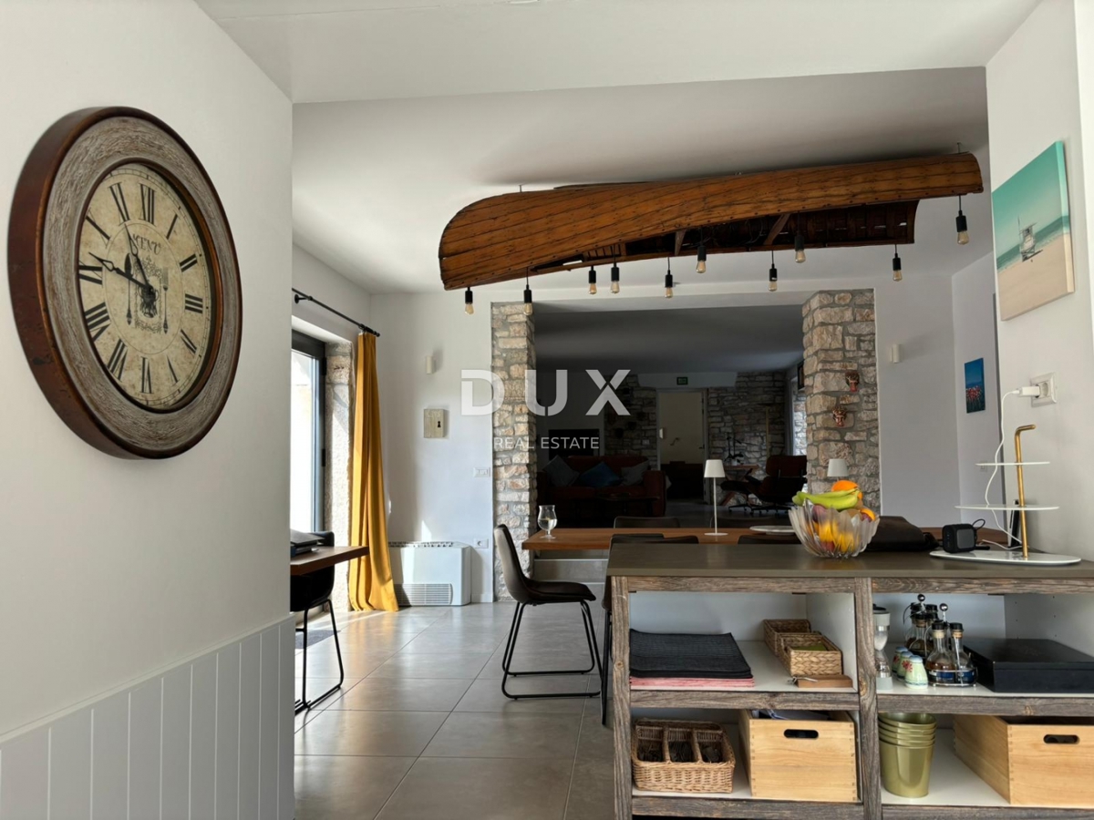 ISTRIA, PARENZO - Due case in stile rustico moderno con garage e un'offerta speciale!