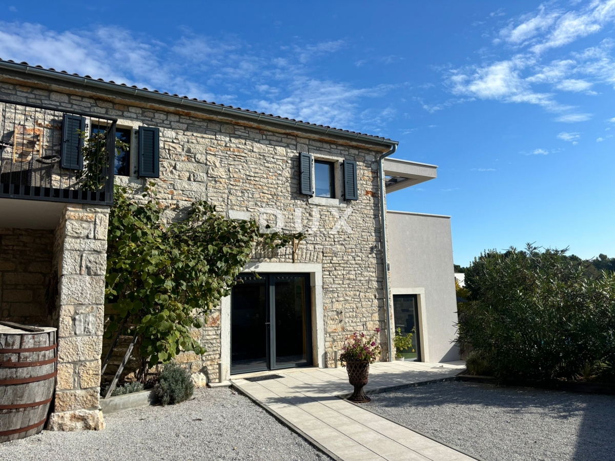 ISTRIA, PARENZO - Due case in stile rustico moderno con garage e un'offerta speciale!