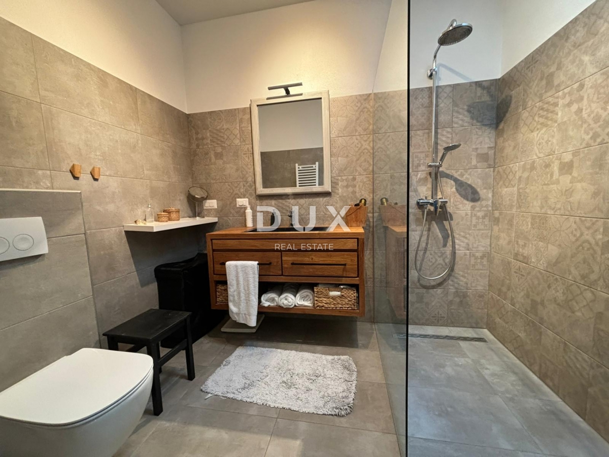 ISTRIA, PARENZO - Due case in stile rustico moderno con garage e un'offerta speciale!