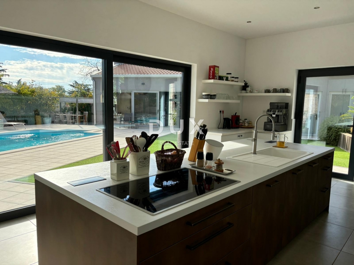 ISTRIA, PARENZO - Due case in stile rustico moderno con garage e un'offerta speciale!