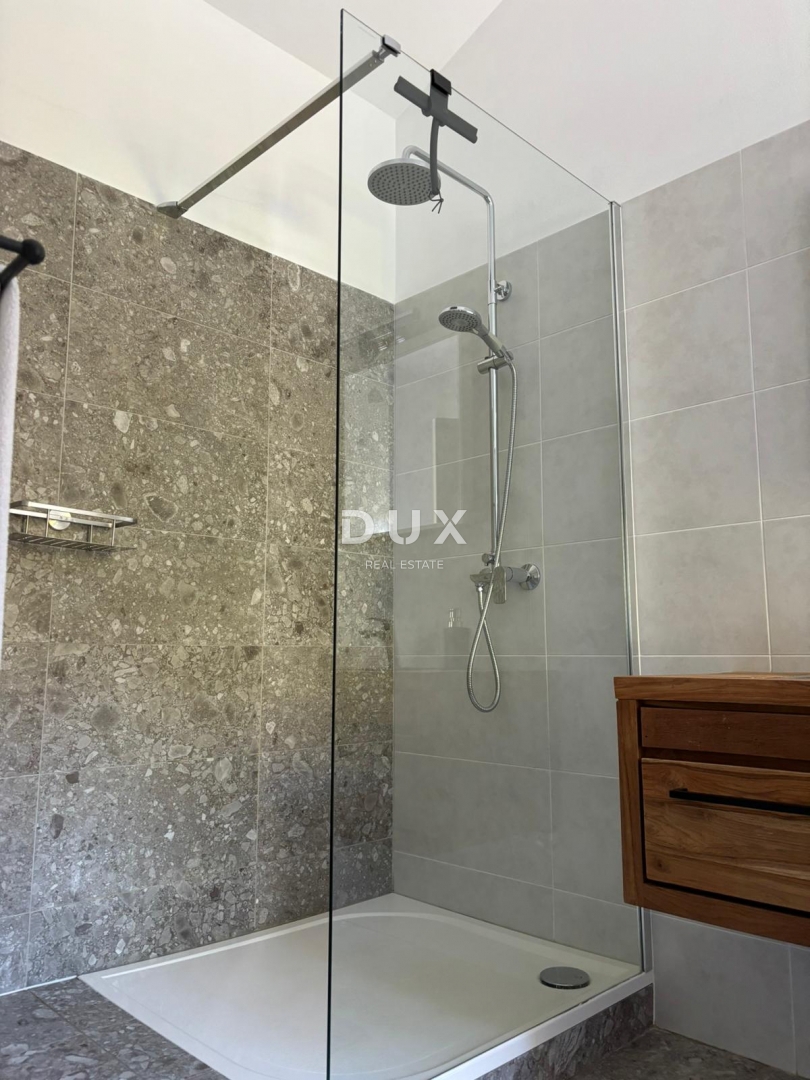 ISTRIA, PARENZO - Due case in stile rustico moderno con garage e un'offerta speciale!