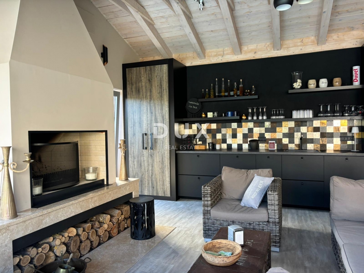 ISTRIA, PARENZO - Due case in stile rustico moderno con garage e un'offerta speciale!