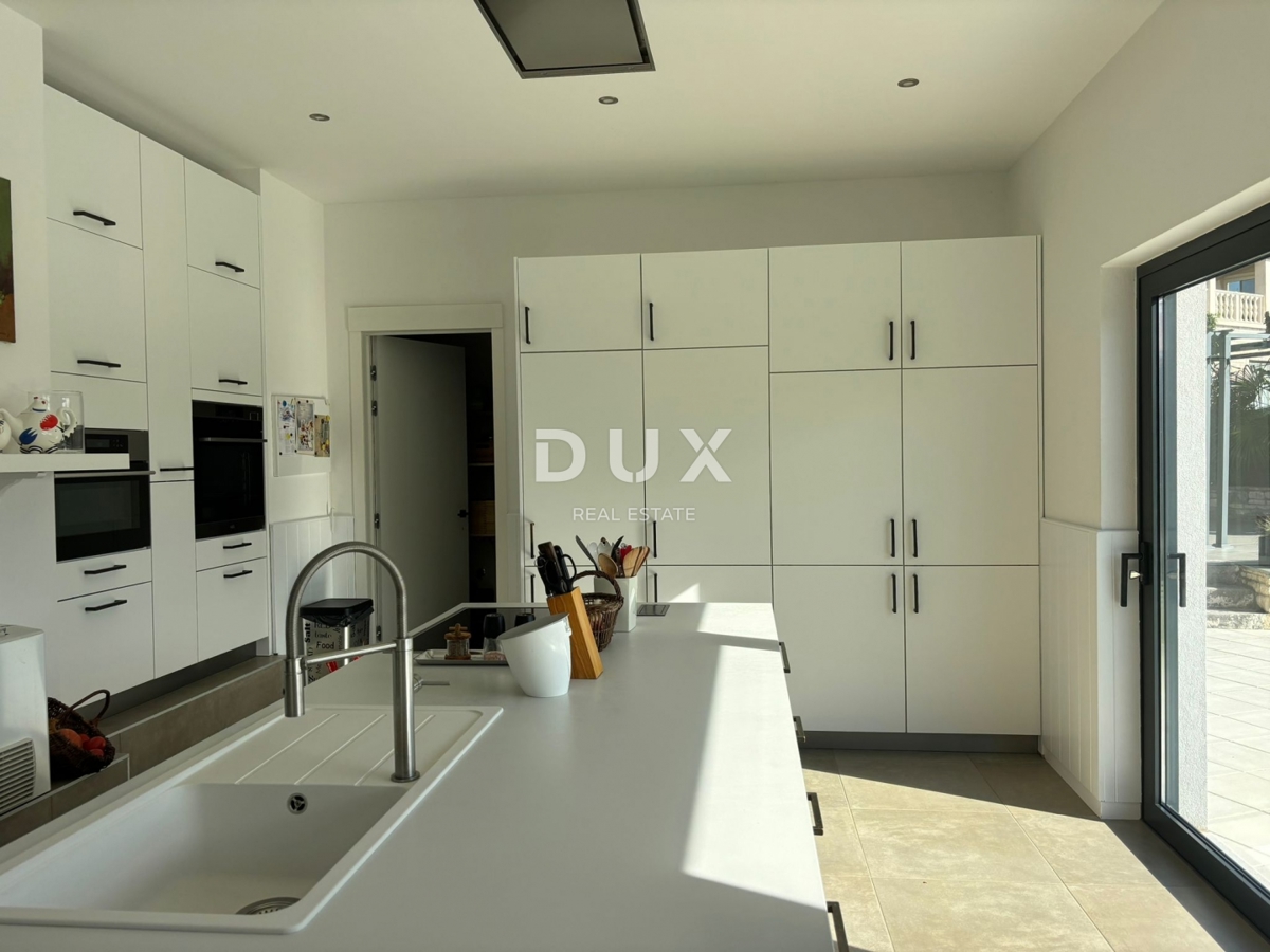 ISTRIA, PARENZO - Due case in stile rustico moderno con garage e un'offerta speciale!