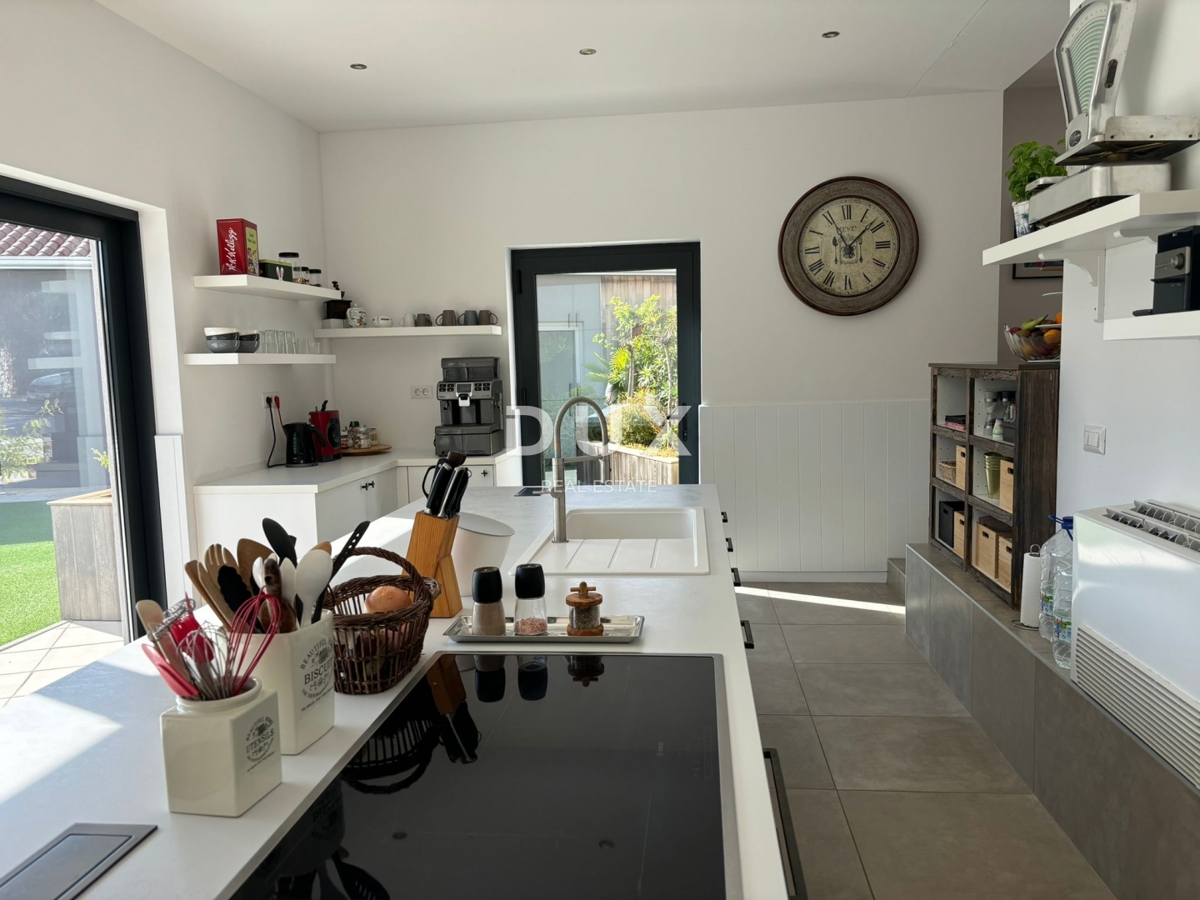 ISTRIA, PARENZO - Due case in stile rustico moderno con garage e un'offerta speciale!