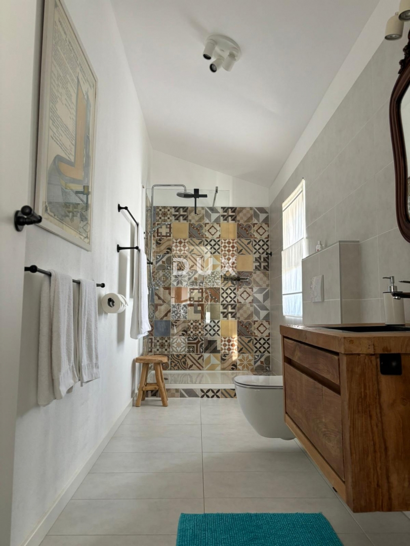 ISTRIA, PARENZO - Due case in stile rustico moderno con garage e un'offerta speciale!