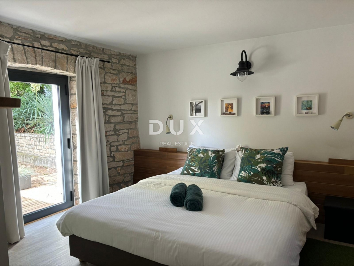 ISTRIA, PARENZO - Due case in stile rustico moderno con garage e un'offerta speciale!