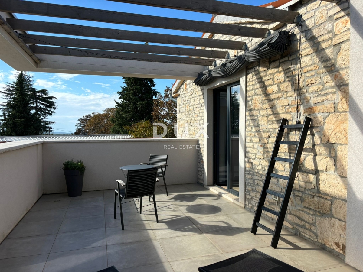 ISTRIA, PARENZO - Due case in stile rustico moderno con garage e un'offerta speciale!