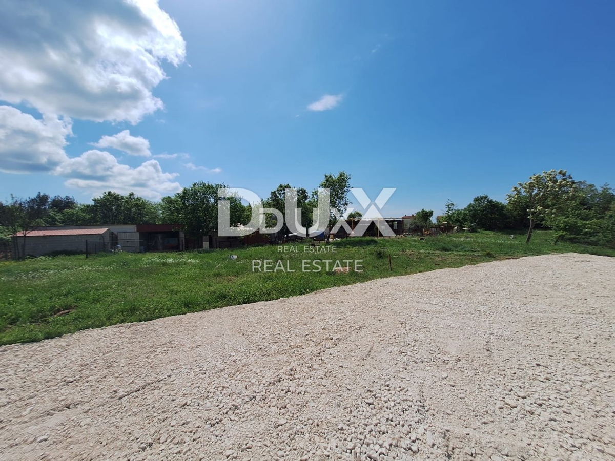 ISTRIA, SVETVINČENAT – Attraente terreno edificabile con un moderno progetto di casa e piscina