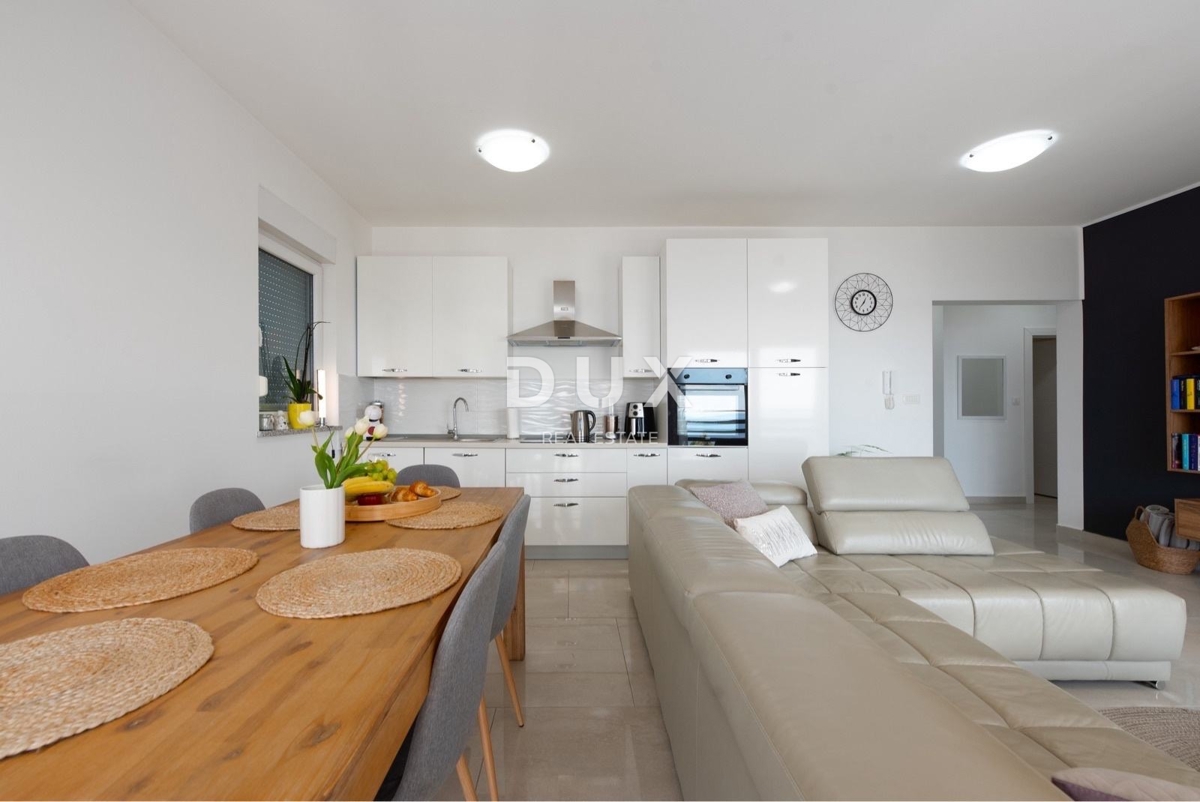 MATULJI - 3 camere da letto + soggiorno, VISTA, GIARDINO, 2 posti auto, 3 bagni!