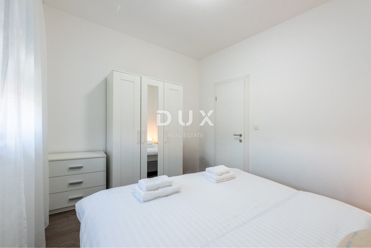 MATULJI - 3 camere da letto + soggiorno, VISTA, GIARDINO, 2 posti auto, 3 bagni!