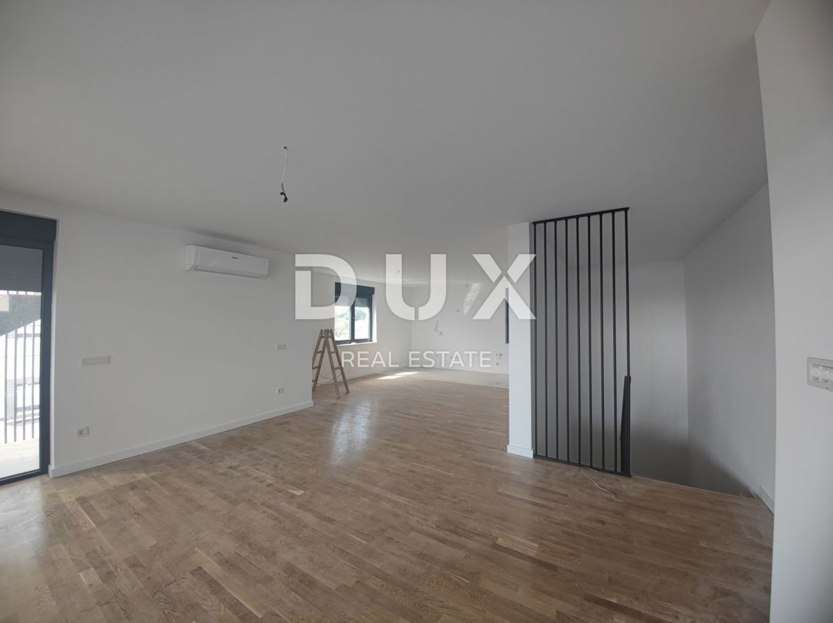 CITTÀ DI KRK, CENTRO - Attico a due piani con piscina e vista panoramica