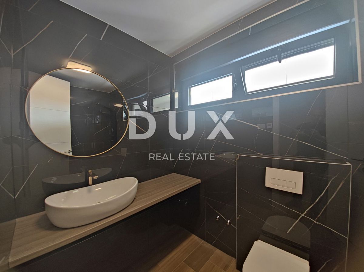 CITTÀ DI KRK, CENTRO - Attico a due piani con piscina e vista panoramica