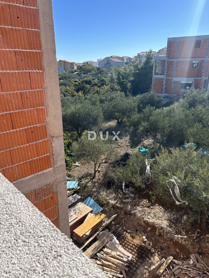 ŠIBENIK, VODICE - Appartamento al piano terra di un nuovo edificio, con giardino, in ottima posizione! OCCASIONE!