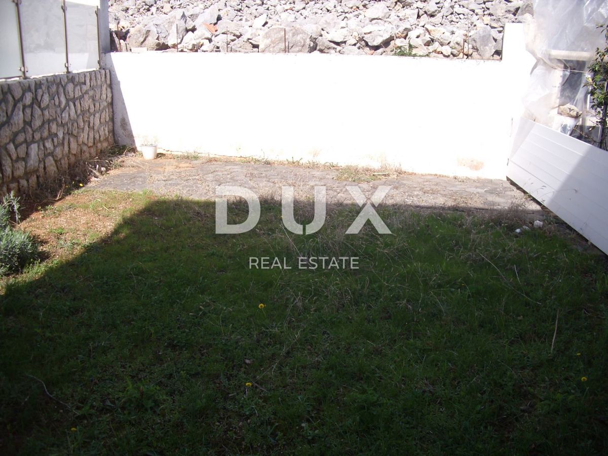 ISOLA DI KRK, CITTÀ DI KRK - Appartamento 2 camere da letto + soggiorno con giardino 53 m2