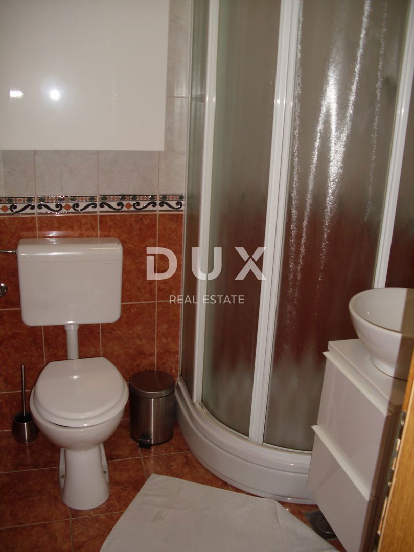 ISOLA DI KRK, CITTÀ DI KRK - Appartamento 2 camere da letto + soggiorno con giardino 53 m2