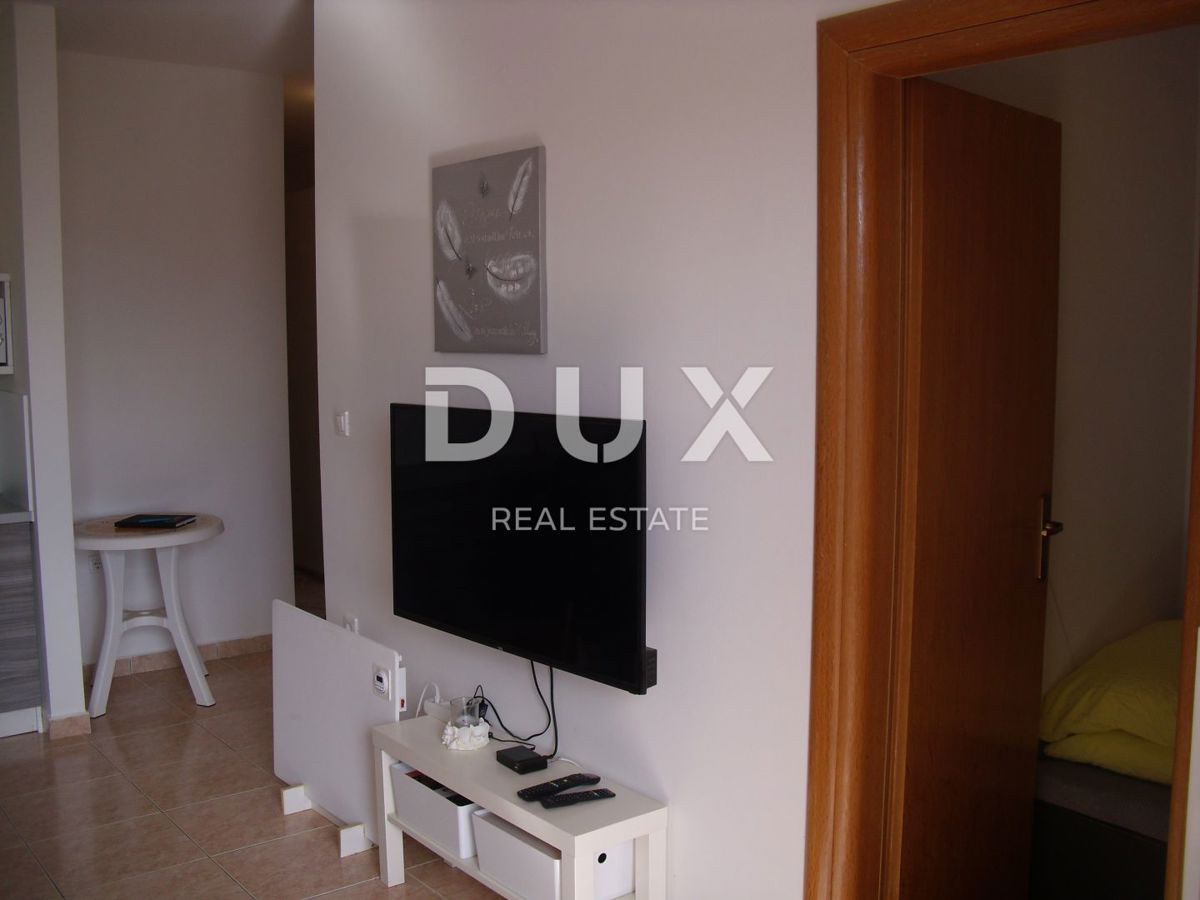 ISOLA DI KRK, CITTÀ DI KRK - Appartamento 2 camere da letto + soggiorno con giardino 53 m2