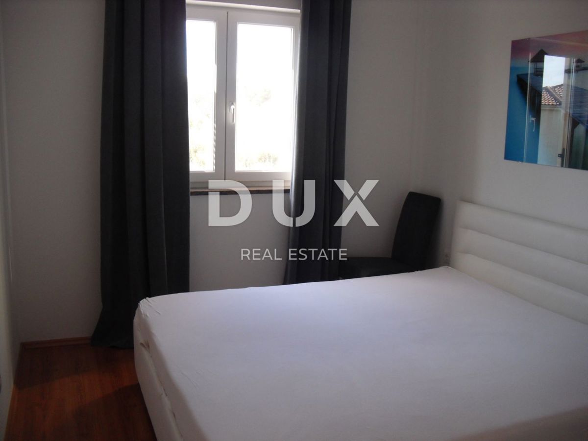 ISOLA DI KRK, CITTÀ DI KRK - Appartamento 2 camere da letto + soggiorno con giardino 53 m2