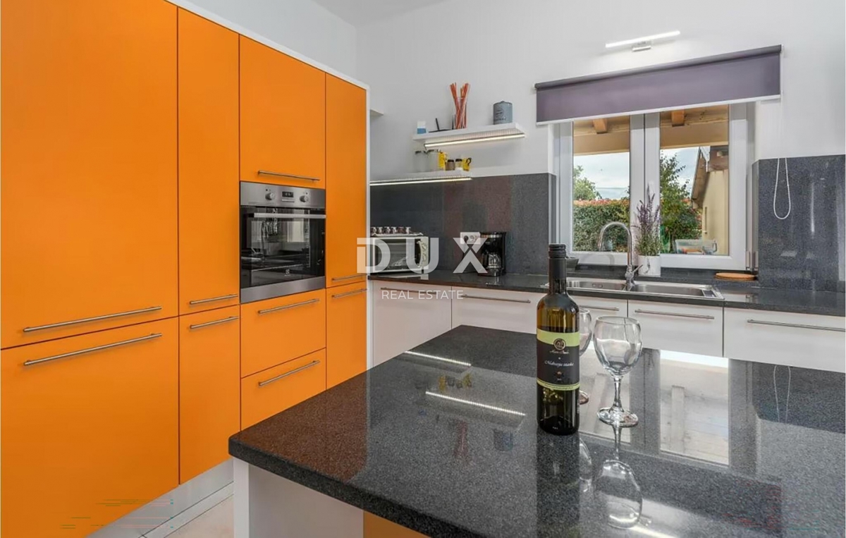 ISTRIA, TINJAN - Casa con piscina ai margini del villaggio