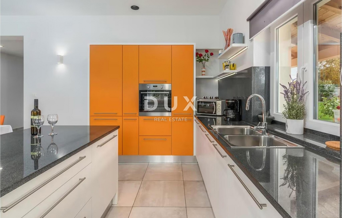 ISTRIA, TINJAN - Casa con piscina ai margini del villaggio