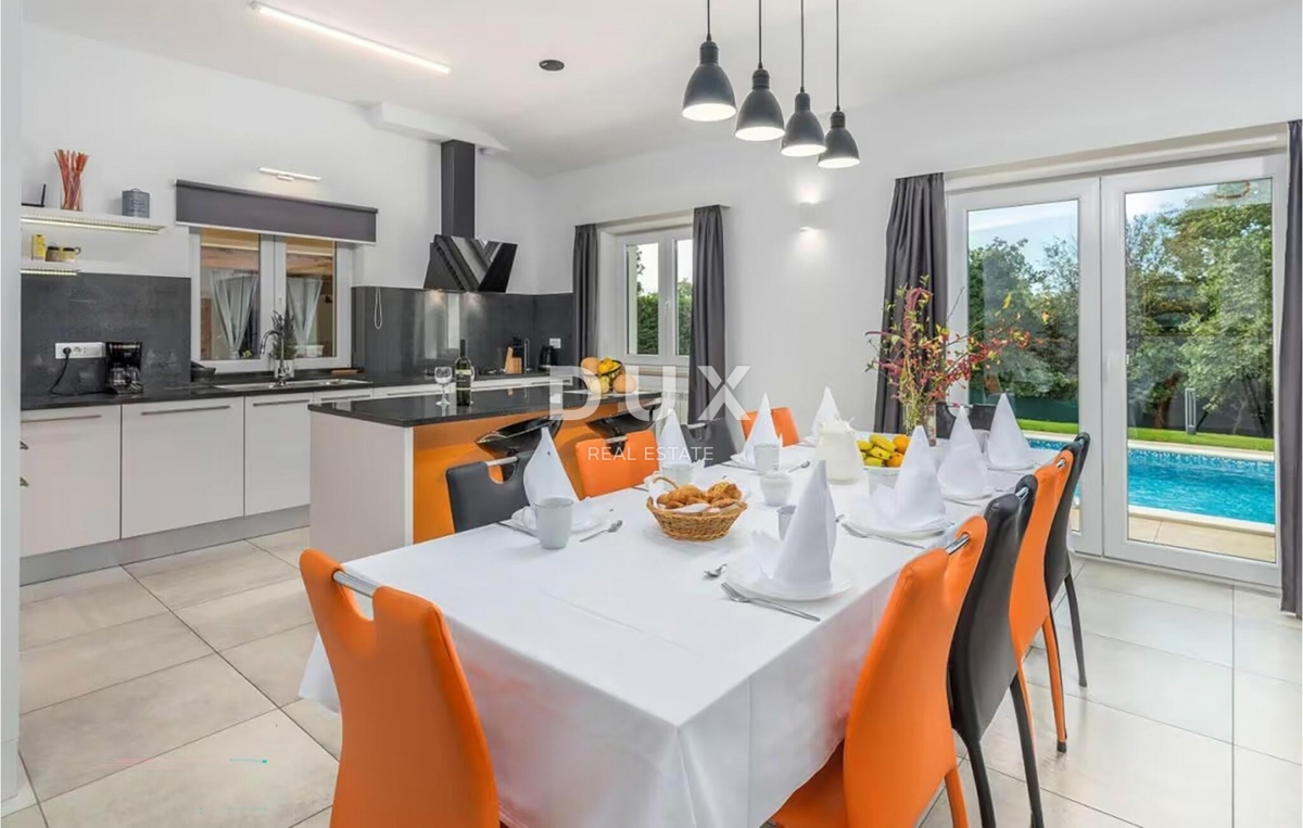 ISTRIA, TINJAN - Casa con piscina ai margini del villaggio