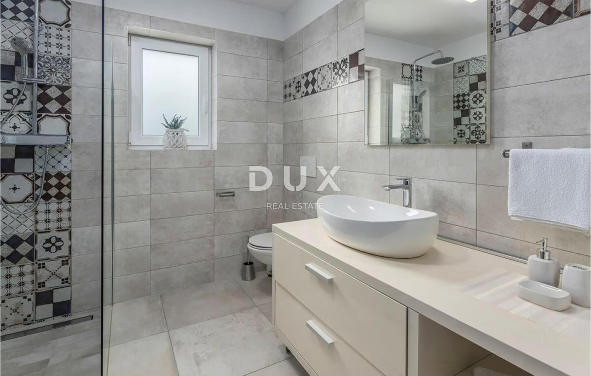 ISTRIA, TINJAN - Casa con piscina ai margini del villaggio