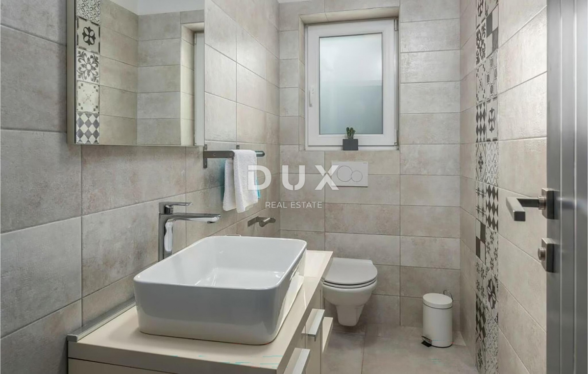 ISTRIA, TINJAN - Casa con piscina ai margini del villaggio