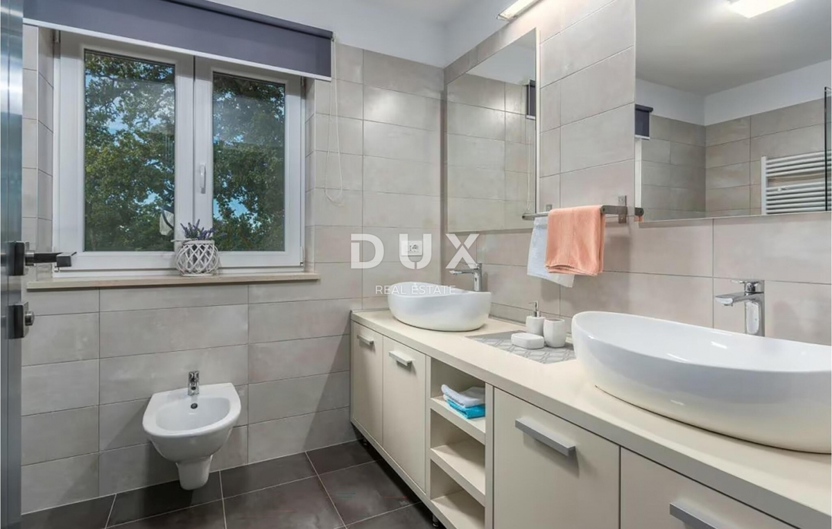 ISTRIA, TINJAN - Casa con piscina ai margini del villaggio