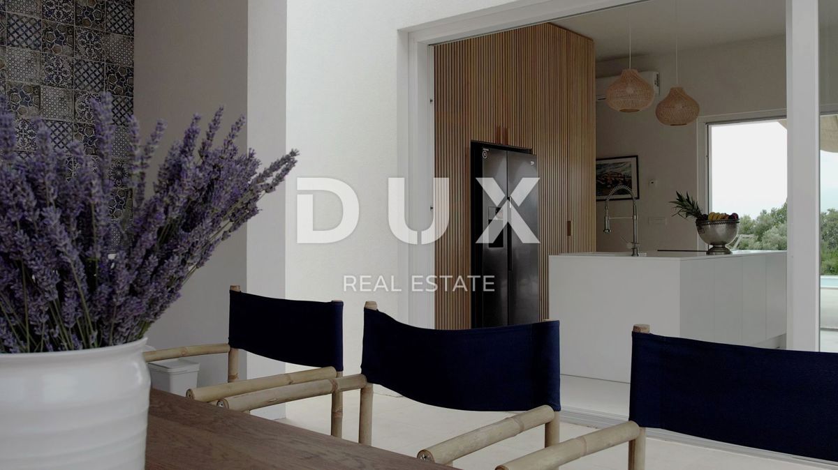 ISOLA DI KRK, LINARDIĆI - Lussuosa casa moderna a un piano con piscina e vista mare