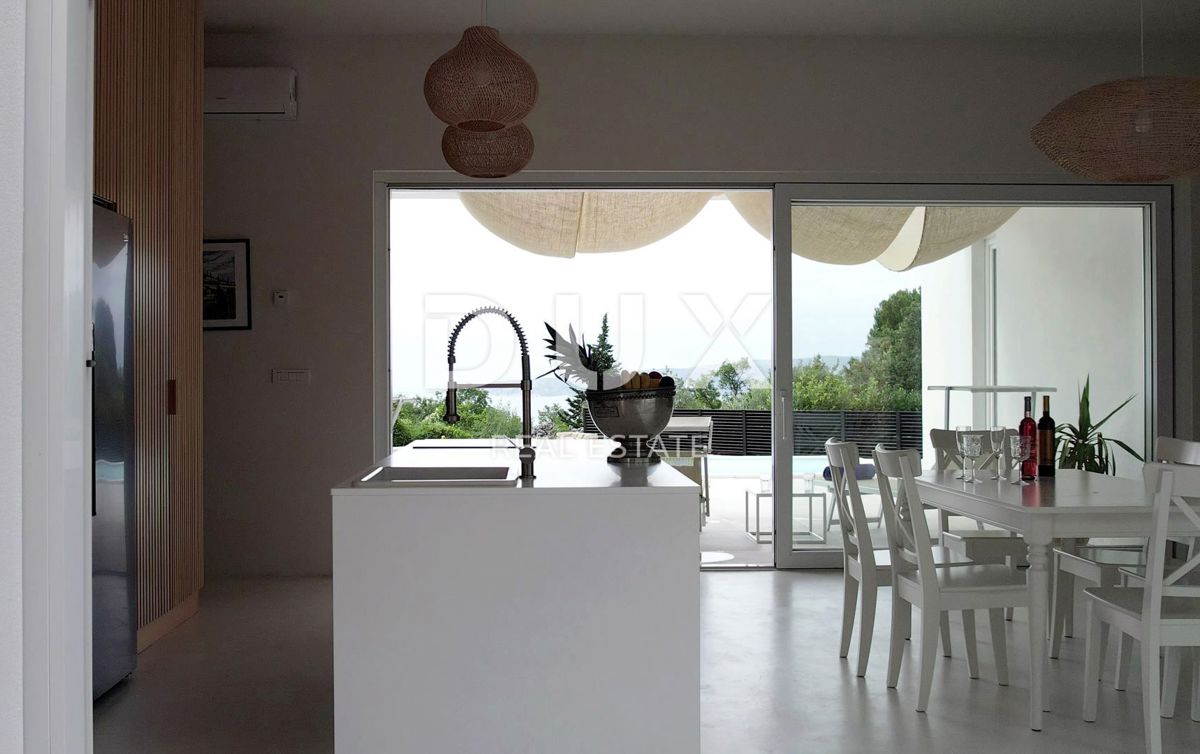 ISOLA DI KRK, LINARDIĆI - Lussuosa casa moderna a un piano con piscina e vista mare