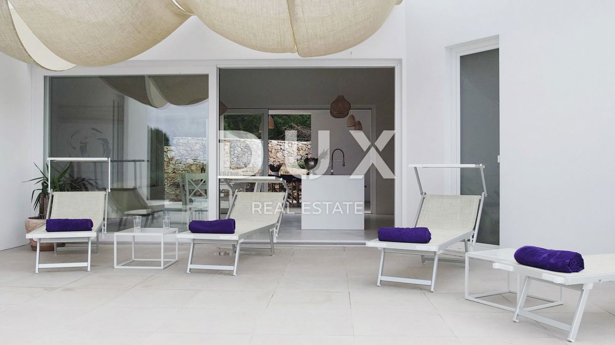 ISOLA DI KRK, LINARDIĆI - Lussuosa casa moderna a un piano con piscina e vista mare