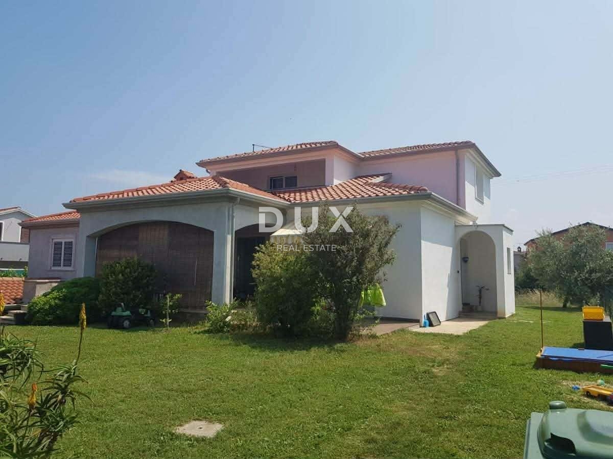 ISTRIA, UMAGO - Casa indipendente con due appartamenti separati, garage e giardino