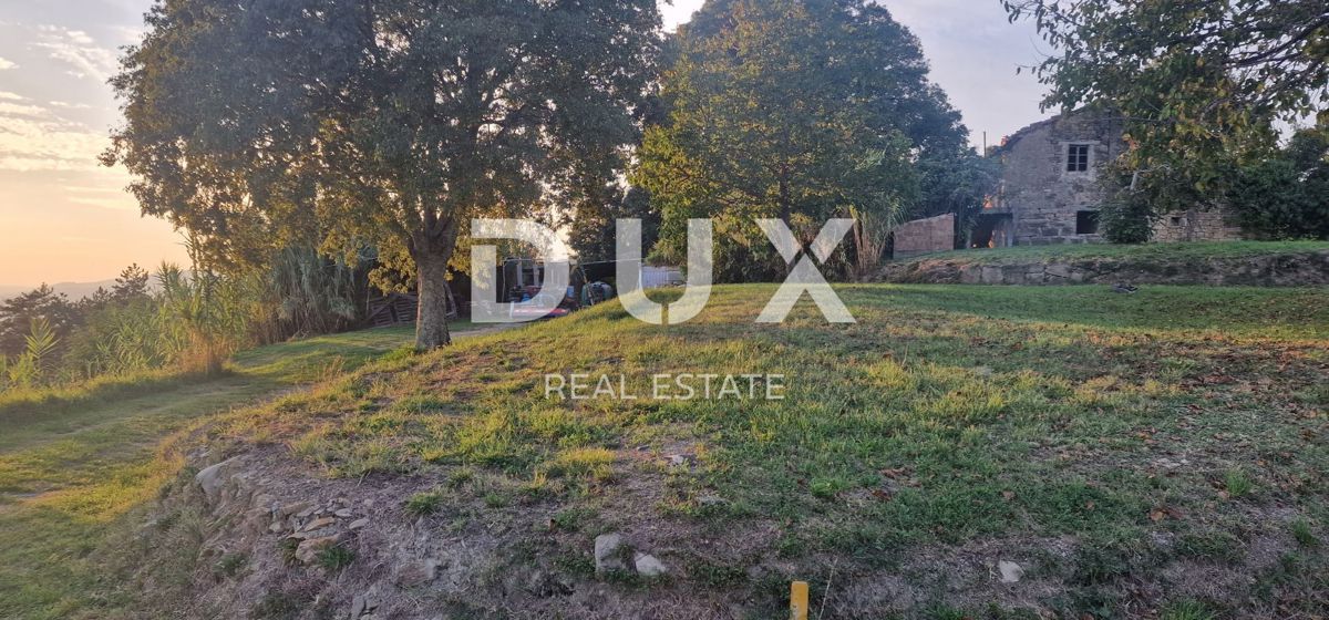 ISTRIA, MOTOVUN - Grande tenuta di 170.000 m2, la vista più bella dell'Istria - Lago Butoniga, Učka, Ćićarija, Montona e la foresta del tartufo di Montona!