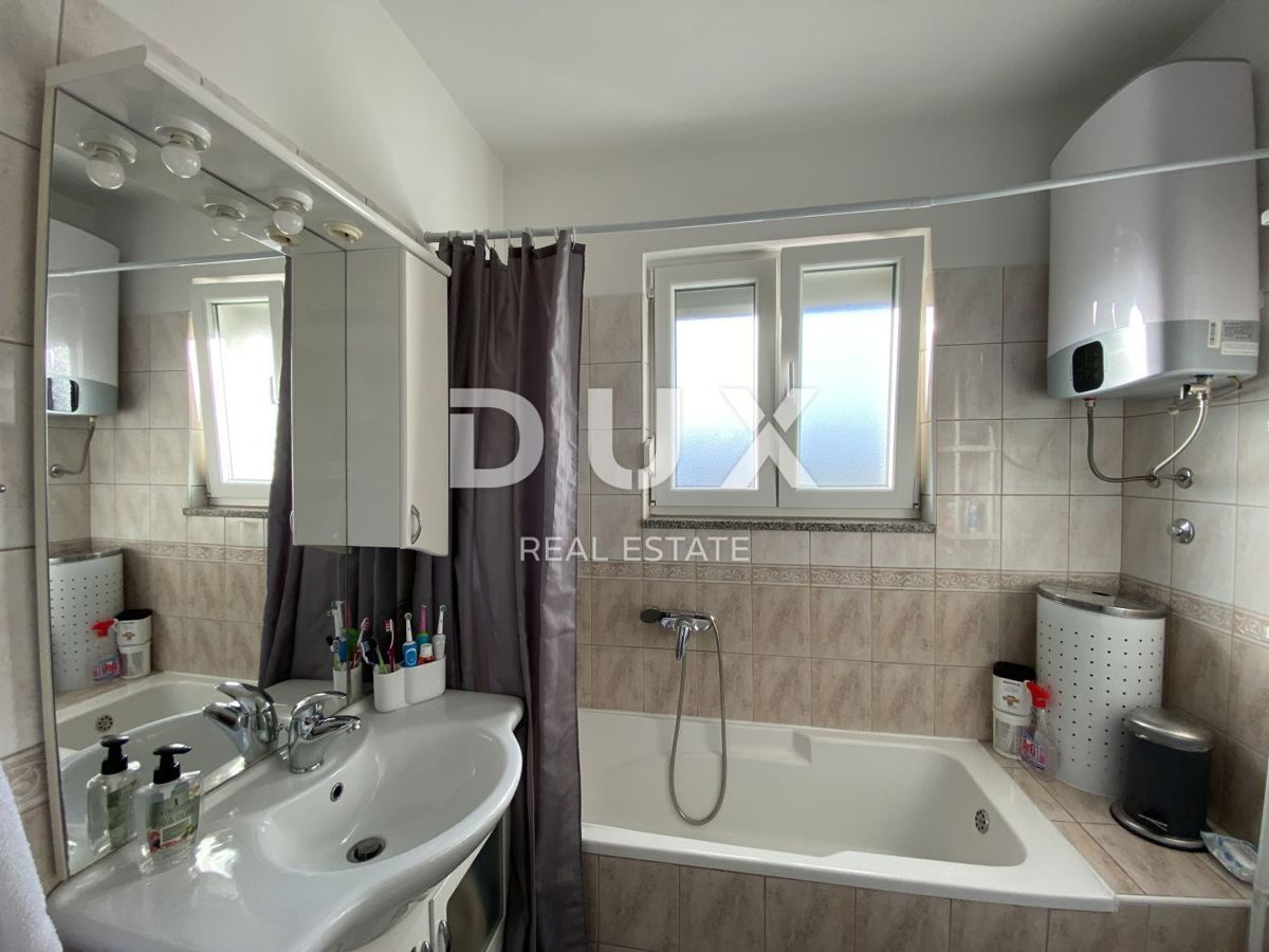 RIJEKA, GORNJI ZAMET - Moderno appartamento con 3 camere da letto + soggiorno, 2 posti auto e vista mare