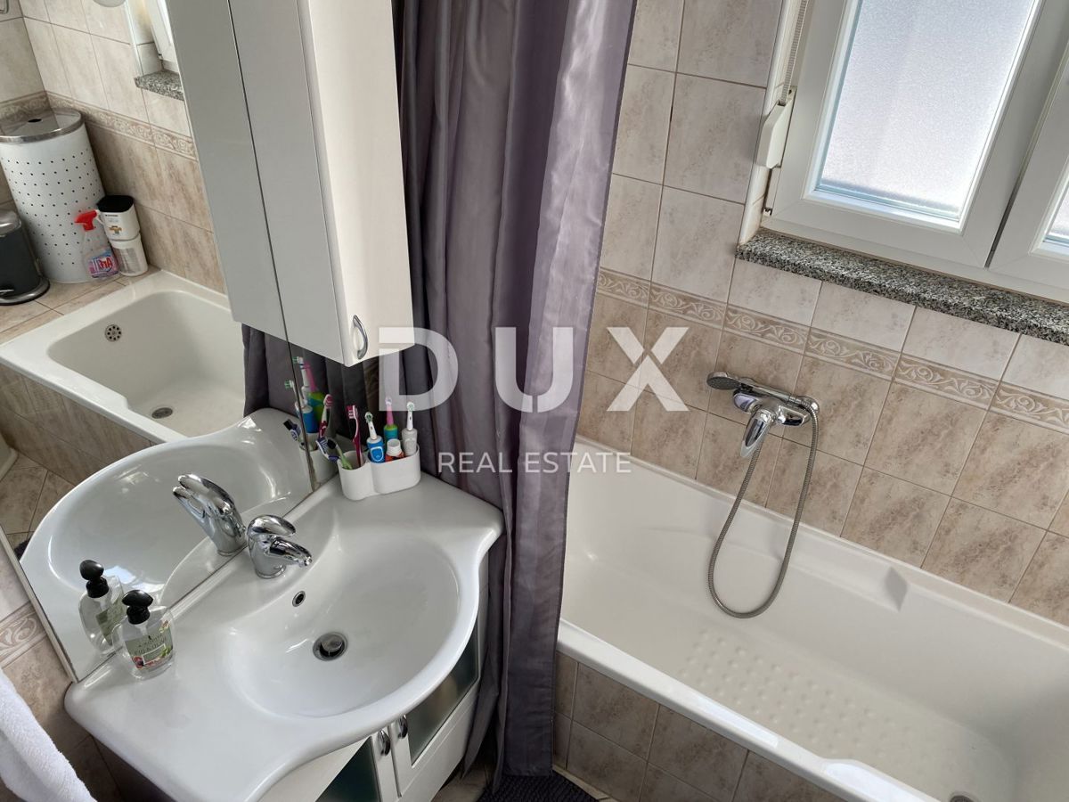 RIJEKA, GORNJI ZAMET - Moderno appartamento con 3 camere da letto + soggiorno, 2 posti auto e vista mare