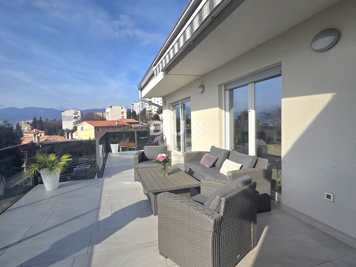 RIJEKA, TURNIĆ - esclusivo appartamento con 3 camere da letto e terrazza con vista sul mare in un edificio di NUOVA COSTRUZIONE! VENDITA URGENTE! OCCASIONE!