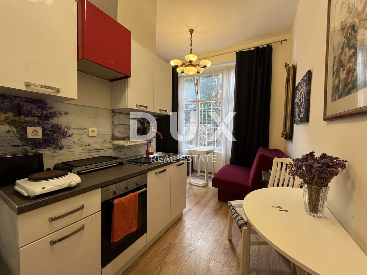 ABBAZIA, CENTRO – Due appartamenti con parcheggio in una villa storica